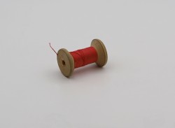 Катушка деревянная с малиновой нитью